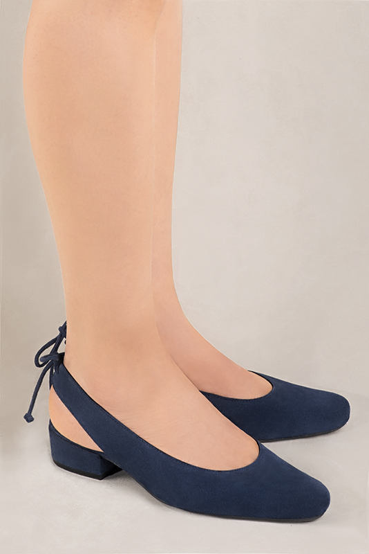Navy blue women's slingback shoes. Round toe. Low block heels. Worn view - Florence KOOIJMAN